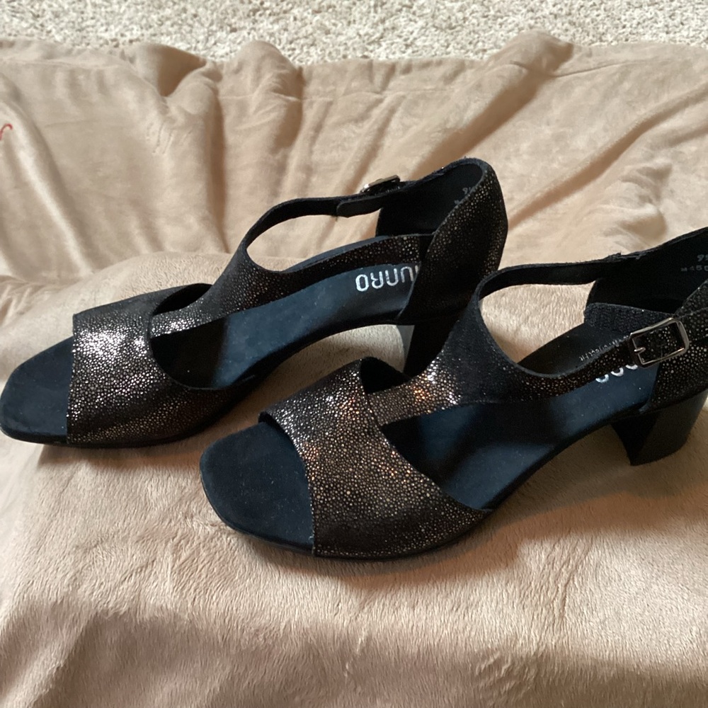 MUNRO Black Comfort  Metallic Leather Sandal — Worn Once Inside - Picture 5 of 8